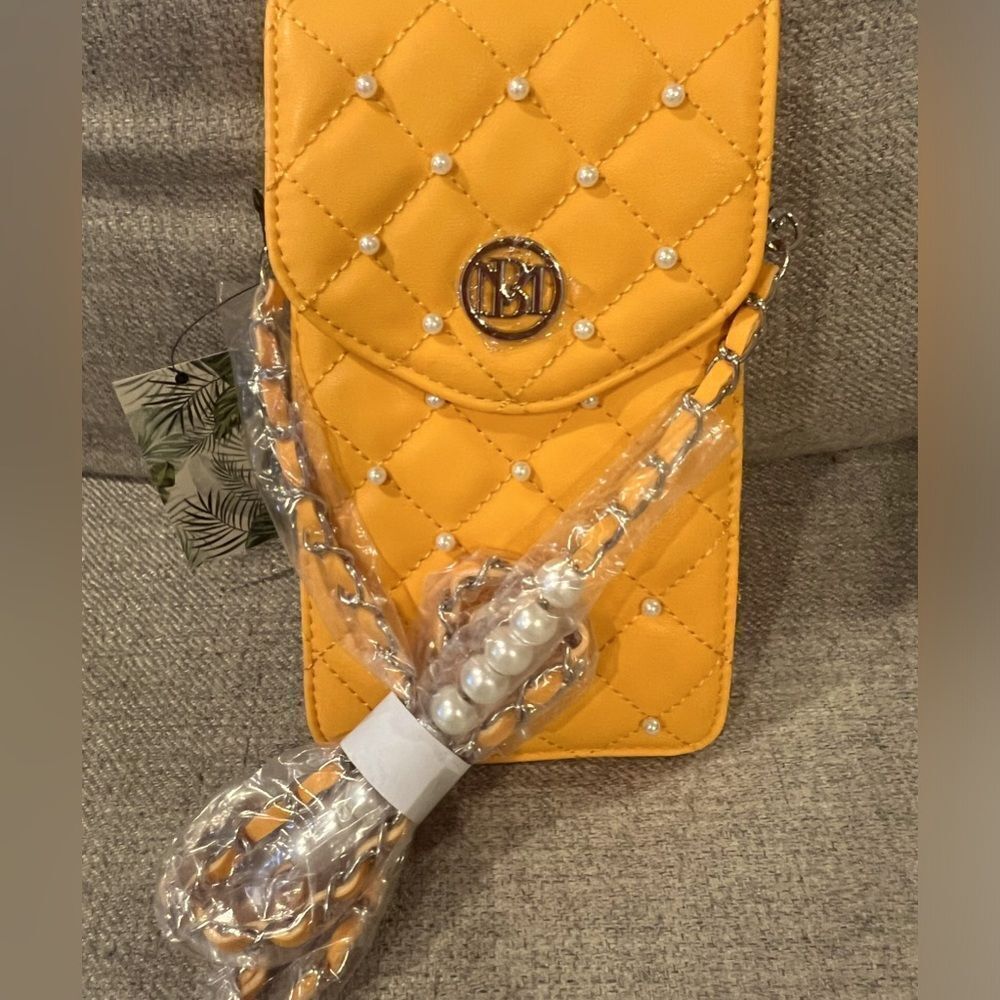 NWT Badgley Mischka women's phone camera bag in yellow with pearl accents - Picture 2 of 8